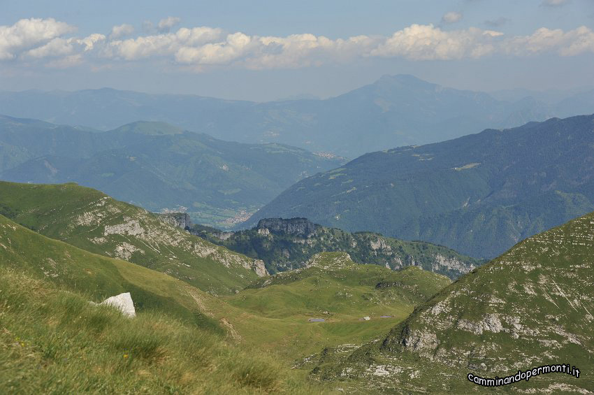 12 Camplano - sullo sfondo il Monte Guglielmo.JPG